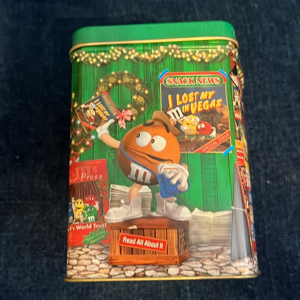 Two Limited Edition Vintage M&Mโs Christmas Tins - Picture 12 of 16